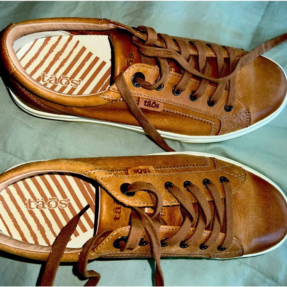 Gorgeous like new Taos sneakers in MINT condition.